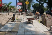 Perbaikan trotoar ramah pejalan kaki di Jalan Haji Agus Salim. (Foto: Pemko Padang)