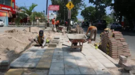 Perbaikan trotoar ramah pejalan kaki di Jalan Haji Agus Salim. (Foto: Pemko Padang)