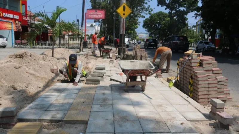 Perbaikan trotoar ramah pejalan kaki di Jalan Haji Agus Salim. (Foto: Pemko Padang)