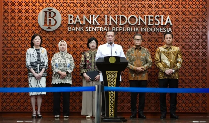 Menteri Sekretaris Negara Prasetyo Hadi dalam konferensi pers terkait pengunduran diri Gubernur BI di Gedung BI, Jakarta Pusat, Senin (27/7/2026). (Foto: Dok. BI)