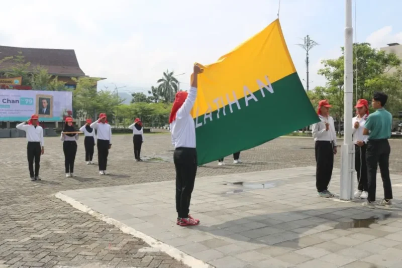 Paskibraka Kota Padang mematangkan persiapan upacara gugurnya Bagindo Aziz Chan ke-79 di Lapangan Tugu APEKSI, Kompleks Kantor Balai Kota Padang, Aie Pacah, Sabtu (18/7/2026). (Foto: Pemko Padang)