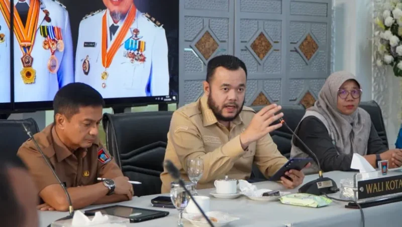 Wali Kota Padang Fadly Amran saat pertemuan dengan Forum Bank Sampah Kota Padang di Gedung Putih Rumah Dinas Wali Kota, Senin (27/7/2026). (Foto: Pemko Padang)