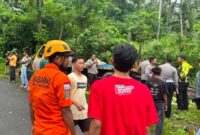 Petugas SAR gabungan mengevakuasi kernet truk yang tewas terlindas saat ganjal ban di kawasan Barangan, Kuranji, Padang Pariaman, Selasa (7/7/2026). (Foto: Kantor SAR Kelas A Padang)