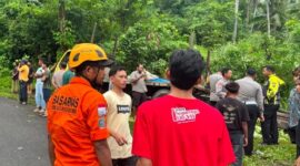Petugas SAR gabungan mengevakuasi kernet truk yang tewas terlindas saat ganjal ban di kawasan Barangan, Kuranji, Padang Pariaman, Selasa (7/7/2026). (Foto: Kantor SAR Kelas A Padang)