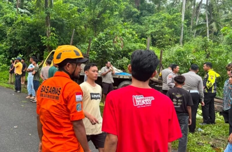 Petugas SAR gabungan mengevakuasi kernet truk yang tewas terlindas saat ganjal ban di kawasan Barangan, Kuranji, Padang Pariaman, Selasa (7/7/2026). (Foto: Kantor SAR Kelas A Padang)
