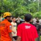 Petugas SAR gabungan mengevakuasi kernet truk yang tewas terlindas saat ganjal ban di kawasan Barangan, Kuranji, Padang Pariaman, Selasa (7/7/2026). (Foto: Kantor SAR Kelas A Padang)