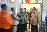 Sekda Padang Raju Minropa mendampingi Pimpinan Ombudsman RI, Manager Nasution saat meninjau PCC di Lantai II Balai Kota Padang, Aie Pacah, Kamis (23/7/2026). (Foto: Pemko Padang)
