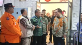 Sekda Padang Raju Minropa mendampingi Pimpinan Ombudsman RI, Manager Nasution saat meninjau PCC di Lantai II Balai Kota Padang, Aie Pacah, Kamis (23/7/2026). (Foto: Pemko Padang)