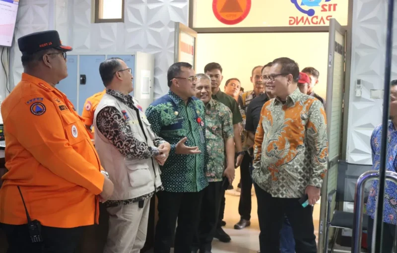 Sekda Padang Raju Minropa mendampingi Pimpinan Ombudsman RI, Manager Nasution saat meninjau PCC di Lantai II Balai Kota Padang, Aie Pacah, Kamis (23/7/2026). (Foto: Pemko Padang)