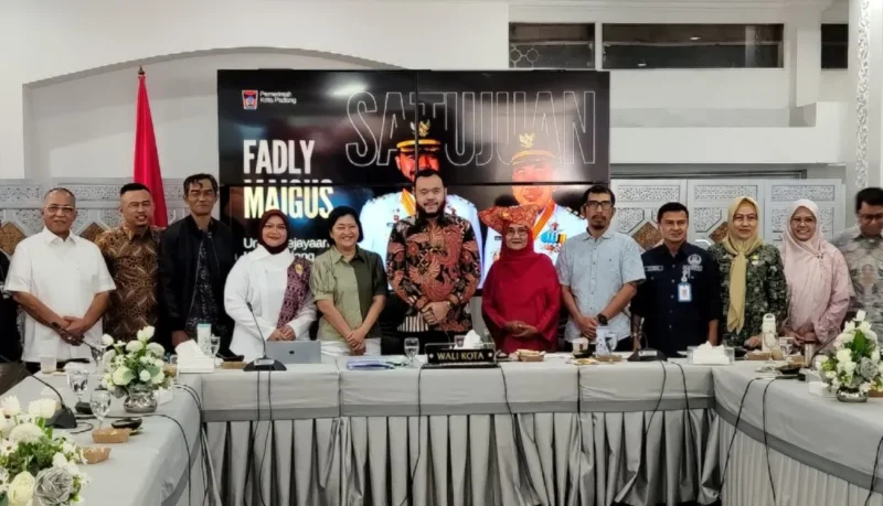 Wali Kota Padang Fadly Amran bersama Hexa Helix Padang saat Pleno Dossier UCCN di Gedung Putih Rumah Dinas Wali Kota, Kamis (23/7/2026). (Foto: Dispar Padang)