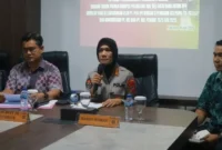 Kabid Humas Polda Sumbar Kombes Pol Susmelawati Rosya (tengah) didampingi Kasubdit III Tipikor Ditreskrimsus Kompol Muhardi (kiri) memberikan keterangan pers di Mapolda Sumbar, Jumat (10/7/2026). (Foto: Polda Sumbar)