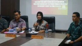 Kabid Humas Polda Sumbar Kombes Pol Susmelawati Rosya (tengah) didampingi Kasubdit III Tipikor Ditreskrimsus Kompol Muhardi (kiri) memberikan keterangan pers di Mapolda Sumbar, Jumat (10/7/2026). (Foto: Polda Sumbar)