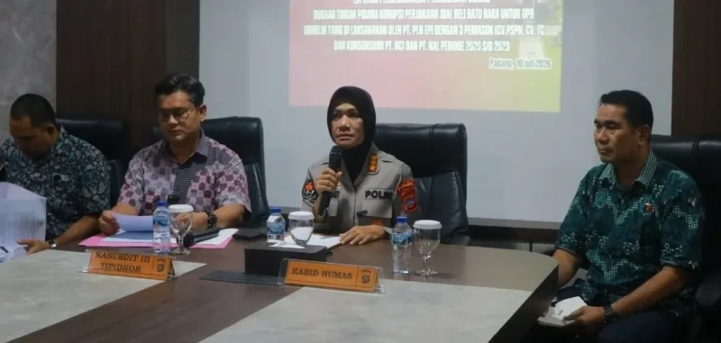 Kabid Humas Polda Sumbar Kombes Pol Susmelawati Rosya (tengah) didampingi Kasubdit III Tipikor Ditreskrimsus Kompol Muhardi (kiri) memberikan keterangan pers di Mapolda Sumbar, Jumat (10/7/2026). (Foto: Polda Sumbar)