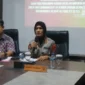 Kabid Humas Polda Sumbar Kombes Pol Susmelawati Rosya (tengah) didampingi Kasubdit III Tipikor Ditreskrimsus Kompol Muhardi (kiri) memberikan keterangan pers di Mapolda Sumbar, Jumat (10/7/2026). (Foto: Polda Sumbar)