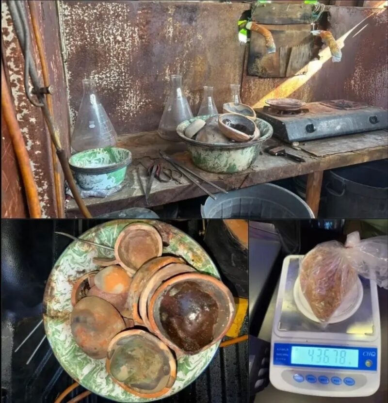 Sejumlah barang bukti berupa emas murni hasil olahan, emas urai, dan kantong perak murni yang diamankan di sebuah rumah di Jalan Dr. Hamka, Kelurahan Kampai Tabu Karambia, Kecamatan Lubuk Sikarah, Kota Solok, Sumbar. (Foto: Dok. Polda Sumbar)