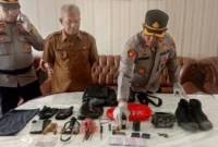 Polisi mengamankan sejumlah barang bukti di lokasi dan di dalam tas milik pelaku R. (Foto: Tangkapan Layar)