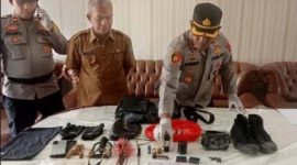 Polisi mengamankan sejumlah barang bukti di lokasi dan di dalam tas milik pelaku R. (Foto: Tangkapan Layar)