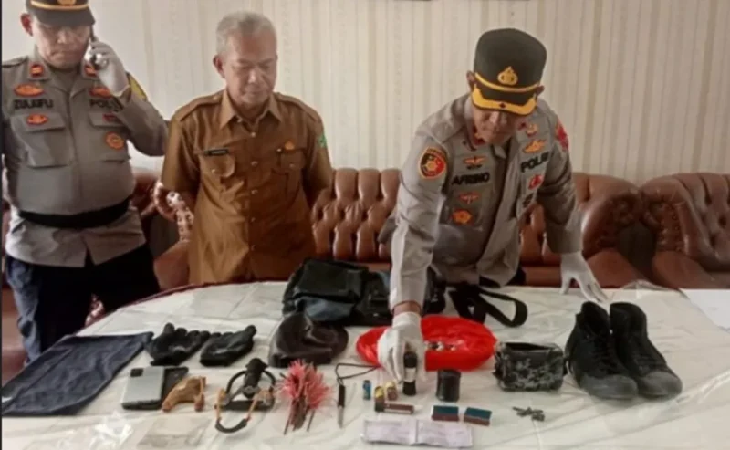 Polisi mengamankan sejumlah barang bukti di lokasi dan di dalam tas milik pelaku R. (Foto: Tangkapan Layar)