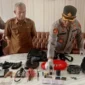 Polisi mengamankan sejumlah barang bukti di lokasi dan di dalam tas milik pelaku R. (Foto: Tangkapan Layar)