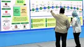 Presiden Prabowo meninjau Walk-in Gallery yang menampilkan penjelasan teknis mengenai produk Biodiesel B50. (Foto: BPMI Setpres)