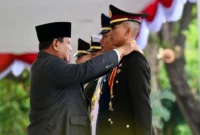 Presiden Prabowo menyematkan tanda pangkat kepada empat penerima penghargaan Adhi Makayasa. (Foto: BPMI Setpres)