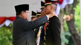 Presiden Prabowo menyematkan tanda pangkat kepada empat penerima penghargaan Adhi Makayasa. (Foto: BPMI Setpres)