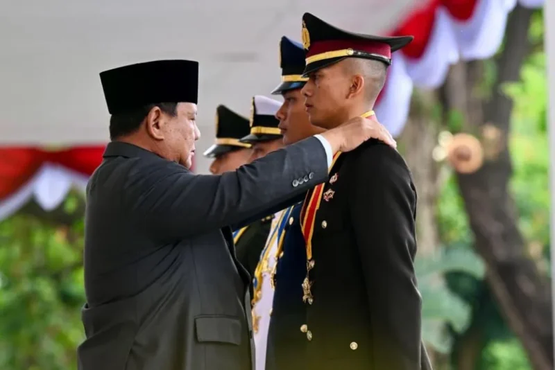 Presiden Prabowo menyematkan tanda pangkat kepada empat penerima penghargaan Adhi Makayasa. (Foto: BPMI Setpres)