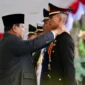 Presiden Prabowo menyematkan tanda pangkat kepada empat penerima penghargaan Adhi Makayasa. (Foto: BPMI Setpres)
