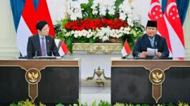 Presiden Prabowo saat memberikan pernyataan pers bersama Perdana Menteri Singapura Lawrence Wong dalam Leader's Retreat di Istana Merdeka, Jakarta, Senin (6/7/2026). (Foto: BPMI Setpres)