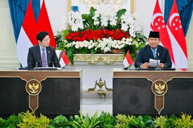 Presiden Prabowo saat memberikan pernyataan pers bersama Perdana Menteri Singapura Lawrence Wong dalam Leader's Retreat di Istana Merdeka, Jakarta, Senin (6/7/2026). (Foto: BPMI Setpres)