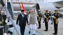 Presiden Prabowo Subianto menyambut PM India Narendra Modi di Pangkalan Udara Halim Perdanakusuma, Jakarta, Senin (6/7/2026). (Foto: BPMI Setpres) 