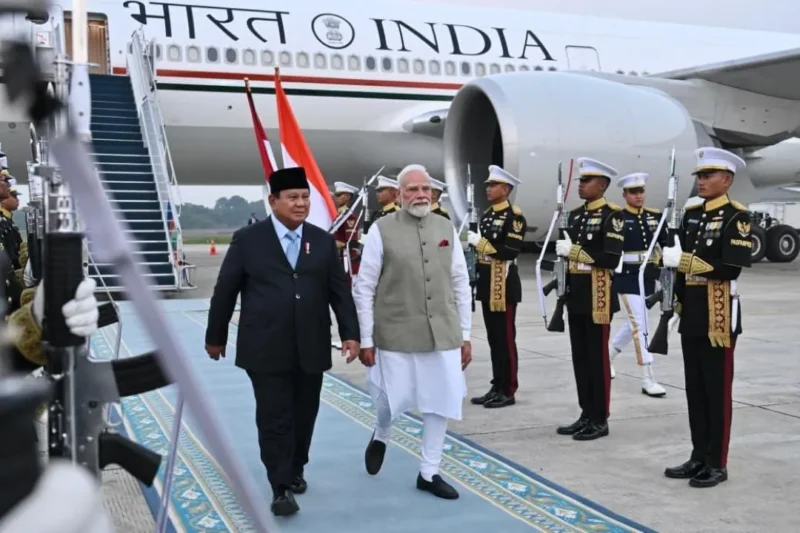 Presiden Prabowo Subianto menyambut PM India Narendra Modi di Pangkalan Udara Halim Perdanakusuma, Jakarta, Senin (6/7/2026). (Foto: BPMI Setpres) 