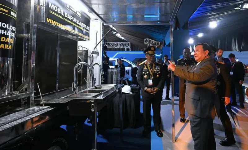 Presiden Prabowo Subianto meninjau Pameran Bhayangkara dalam rangka Hari Bhayangkara ke-80 di Lapangan Satuan Latihan Korbrimob, Cikeas, Kabupaten Bogor, Jawa Barat, Rabu (1/7/2026). (Foto: BPMI Setpres)