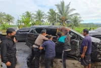 Proses evakuasi korban kecelakaan lalu lintas di Korong Pasar Laban, Nagari Sicincin, Kecamatan 2×11 Enam Lingkung, Kabupaten Padang Pariaman. (Foto: Ist)