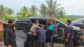 Proses evakuasi korban kecelakaan lalu lintas di Korong Pasar Laban, Nagari Sicincin, Kecamatan 2×11 Enam Lingkung, Kabupaten Padang Pariaman. (Foto: Ist)
