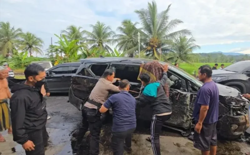 Proses evakuasi korban kecelakaan lalu lintas di Korong Pasar Laban, Nagari Sicincin, Kecamatan 2×11 Enam Lingkung, Kabupaten Padang Pariaman. (Foto: Ist)