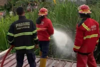 Petugas Damkar Padang melakukan proses pemadaman di area terdampak kebakaran, Rabu sore (15/7/2026). (Foto: Dinas Damkar Padang)