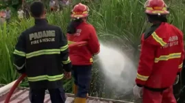 Petugas Damkar Padang melakukan proses pemadaman di area terdampak kebakaran, Rabu sore (15/7/2026). (Foto: Dinas Damkar Padang)