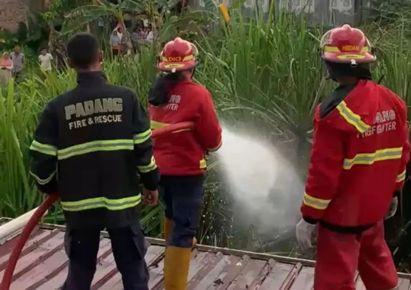 Petugas Damkar Padang melakukan proses pemadaman di area terdampak kebakaran, Rabu sore (15/7/2026). (Foto: Dinas Damkar Padang)