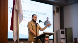 Wali Kota Padang Fadly Amran membuka Rapat Koordinasi dan Evaluasi Tindak Lanjut Hasil Pengawasan Bidang Pendidikan di Gedung Bagindo Aziz Chan Youth Center, Selasa (28/7/2026). (Foto: Pemko Padang)