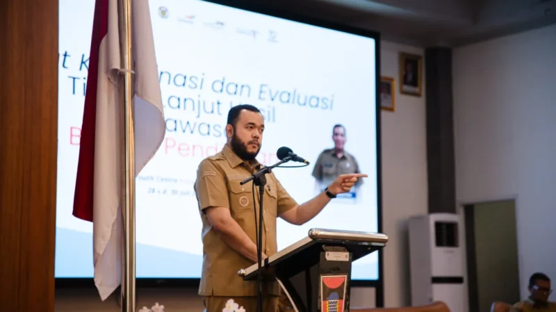 Wali Kota Padang Fadly Amran membuka Rapat Koordinasi dan Evaluasi Tindak Lanjut Hasil Pengawasan Bidang Pendidikan di Gedung Bagindo Aziz Chan Youth Center, Selasa (28/7/2026). (Foto: Pemko Padang)