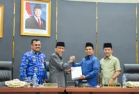 DPRD Padang menyejutui Ranperda P-APBD 2026 pada Rapat Paripurna yang digelar Jumat (18/7/2026). (Foto: Pemko Padang)