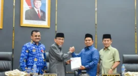 DPRD Padang menyejutui Ranperda P-APBD 2026 pada Rapat Paripurna yang digelar Jumat (18/7/2026). (Foto: Pemko Padang)