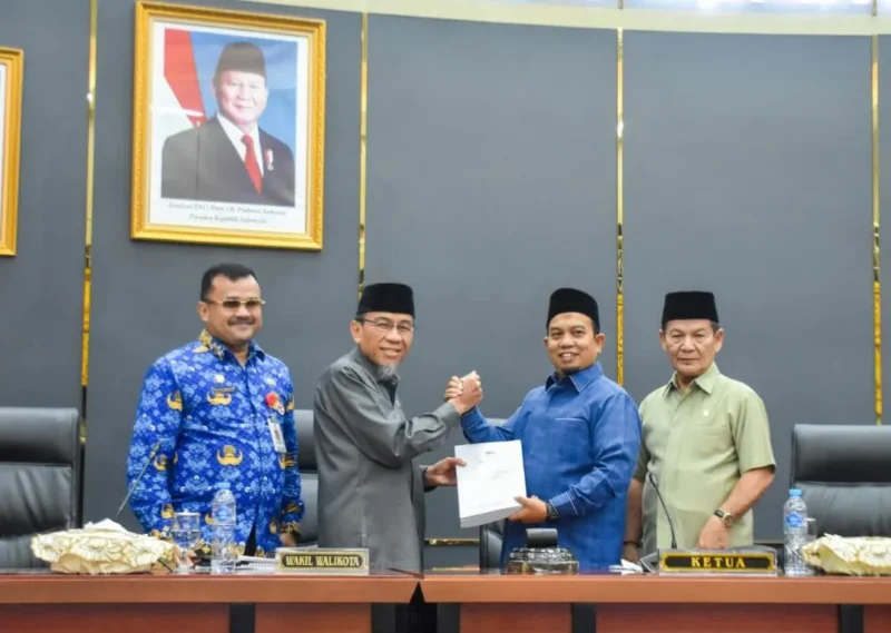 DPRD Padang menyejutui Ranperda P-APBD 2026 pada Rapat Paripurna yang digelar Jumat (18/7/2026). (Foto: Pemko Padang)