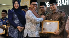 Sekretaris Jenderal Kemenhaj RI, Teguh Dwi Nugroho menyerahkan penghargaan di Asrama Haji Padang, Jumat (31/7). (Foto: Kemenhaj Sumbar)