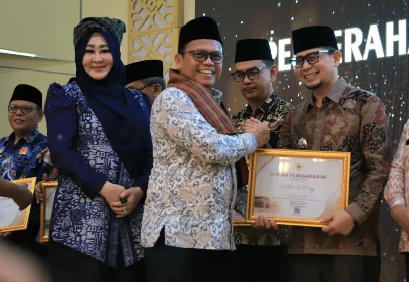Sekretaris Jenderal Kemenhaj RI, Teguh Dwi Nugroho menyerahkan penghargaan di Asrama Haji Padang, Jumat (31/7). (Foto: Kemenhaj Sumbar)