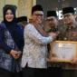Sekretaris Jenderal Kemenhaj RI, Teguh Dwi Nugroho menyerahkan penghargaan di Asrama Haji Padang, Jumat (31/7). (Foto: Kemenhaj Sumbar)