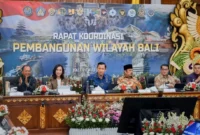 Menpar Widiyanti Putri Wardhana saat Rapat Koordinasi Tingkat Menteri Pengembangan Wilayah Bali di Kantor Gubernur Bali, Senin (20/7). (Foto: Kemenpar)