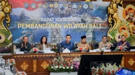 Menpar Widiyanti Putri Wardhana saat Rapat Koordinasi Tingkat Menteri Pengembangan Wilayah Bali di Kantor Gubernur Bali, Senin (20/7). (Foto: Kemenpar)