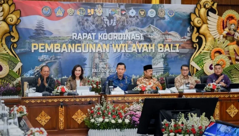 Menpar Widiyanti Putri Wardhana saat Rapat Koordinasi Tingkat Menteri Pengembangan Wilayah Bali di Kantor Gubernur Bali, Senin (20/7). (Foto: Kemenpar)